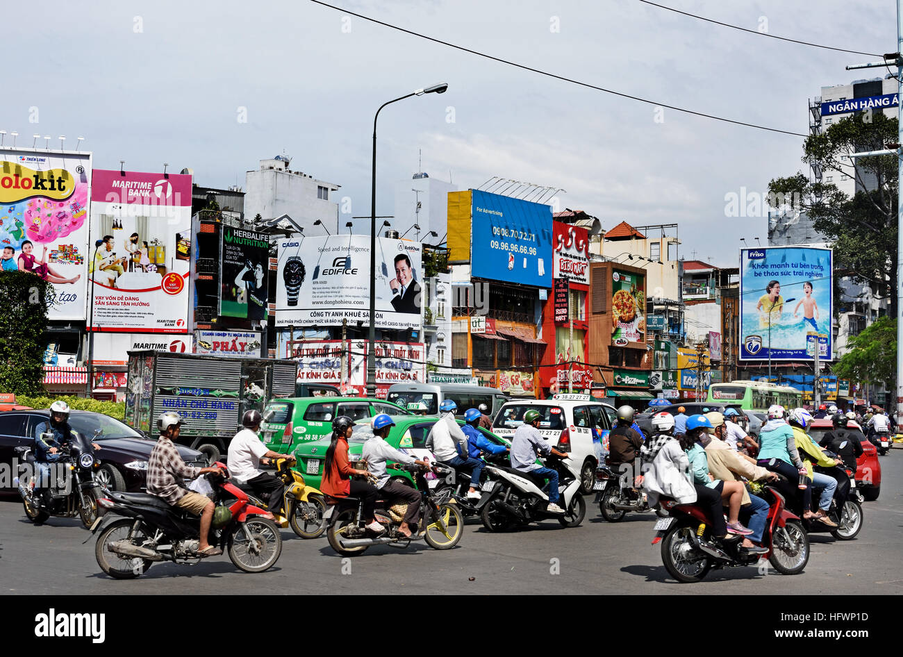 Rush Hour Pendler Auto taxis Motorroller Motorräder Pham Viet Chanh Straße - Nga Sau Cong Hoa Ho Chi Minh City (Saigon), Vietnam Stockfoto