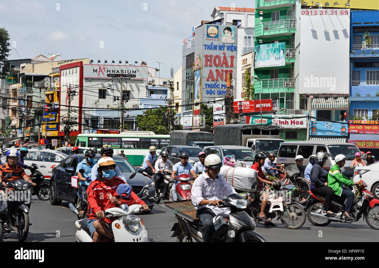 Rush Hour Pendler Auto taxis Motorroller Motorräder Pham Viet Chanh Straße - Nga Sau Cong Hoa Ho Chi Minh City (Saigon), Vietnam Stockfoto