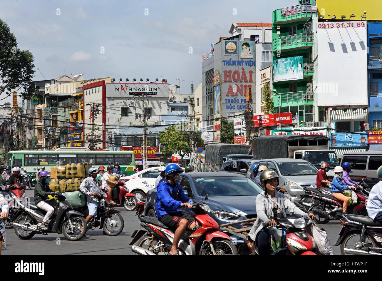 Rush Hour Pendler Auto taxis Motorroller Motorräder Pham Viet Chanh Straße - Nga Sau Cong Hoa Ho Chi Minh City (Saigon), Vietnam Stockfoto