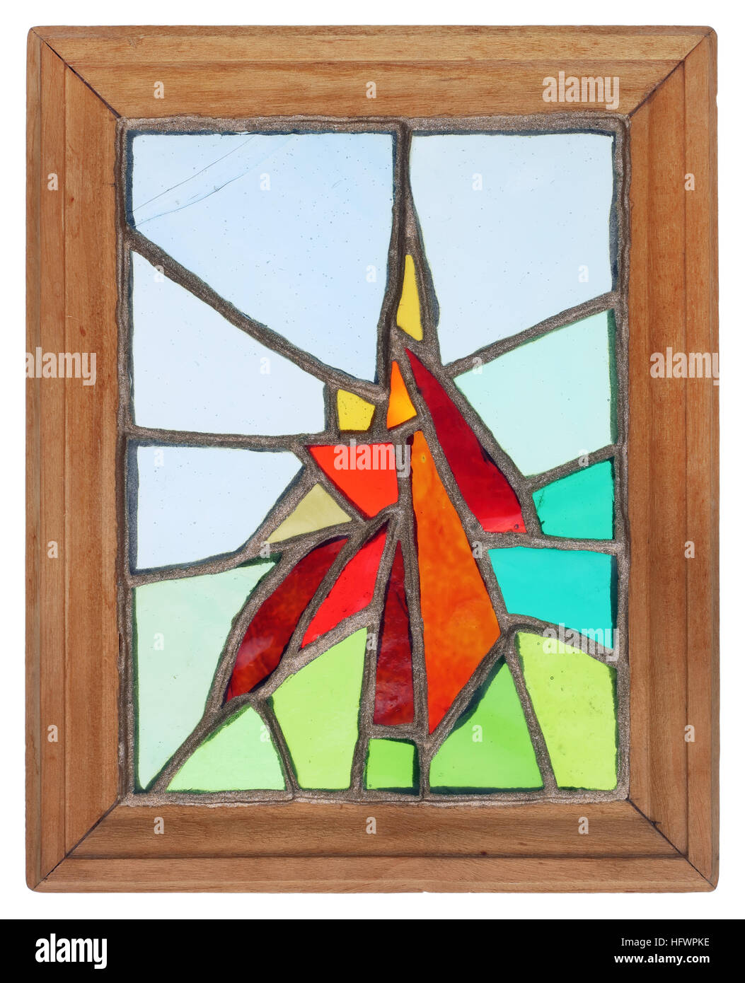 Einfache abstrakte handgemachte Buntglasfenster in einem Holzrahmen. Farbe Glasteile werden mit Klebstoff befestigt. Isoliert Stockfoto