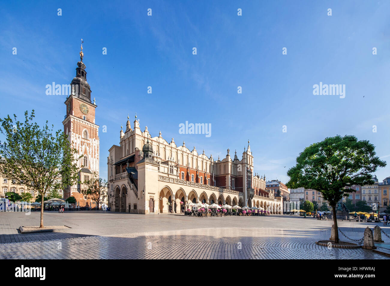 Hauptmarkt (Rynek) in Krakau, Polen mit der Renaissance Tuchmacher Hall (Sukiennice) und Turm des mittelalterlichen Rathauses. Stockfoto