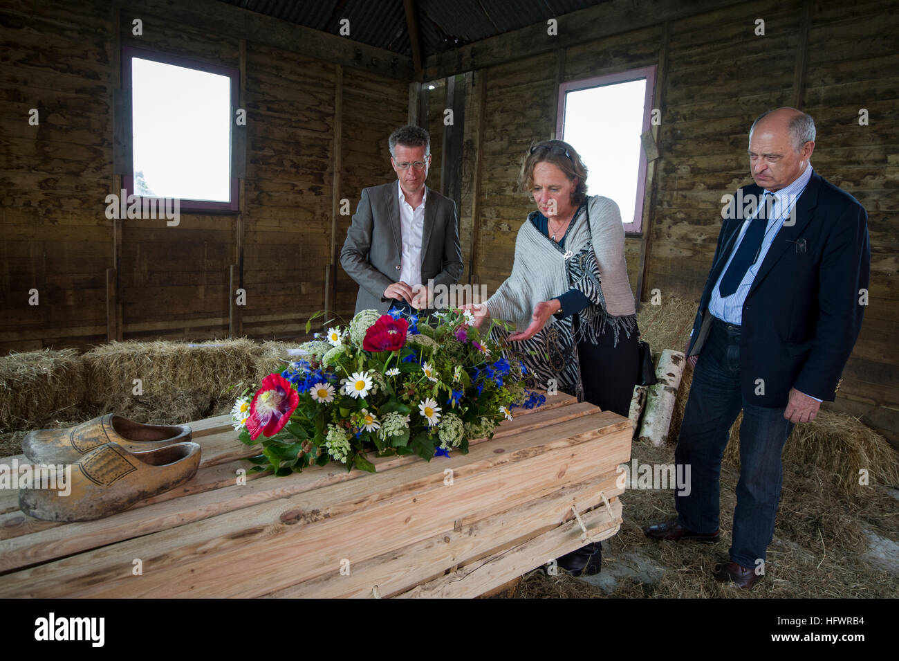 Menschen zu zeigen, gibt es mehr Möglichkeiten als die standard Beerdigung, inszeniert Bestatter Jan Vink mit Schauspielern und Extras. Stockfoto