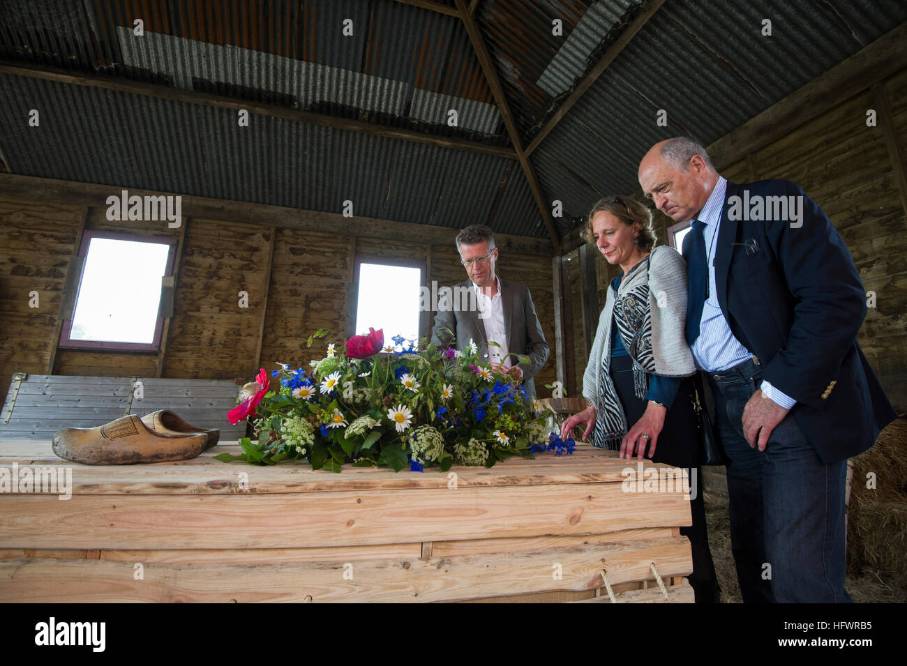 Menschen zu zeigen, gibt es mehr Möglichkeiten als die standard Beerdigung, inszeniert Bestatter Jan Vink mit Schauspielern und Extras. Stockfoto