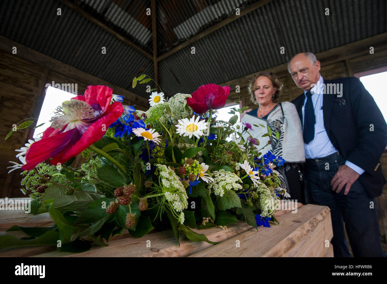 Menschen zu zeigen, gibt es mehr Möglichkeiten als die standard Beerdigung, inszeniert Bestatter Jan Vink mit Schauspielern und Extras. Stockfoto