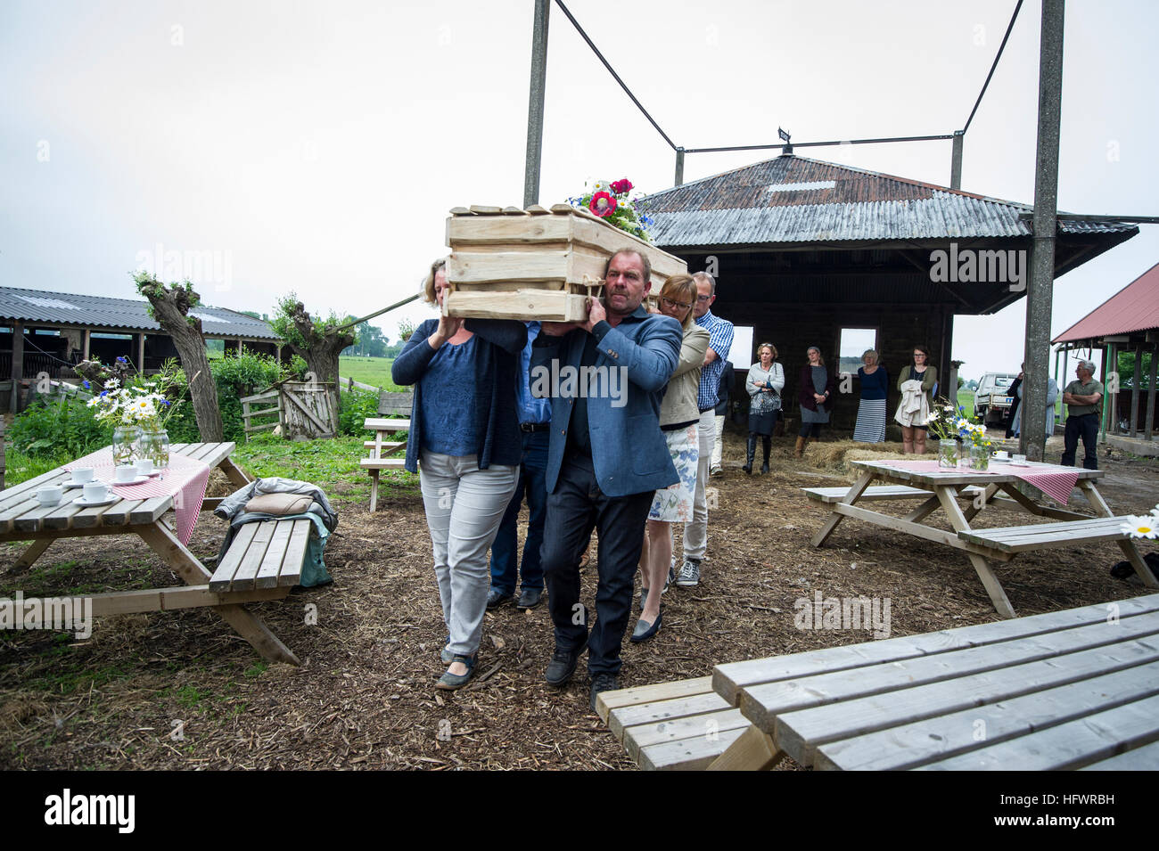 Menschen zu zeigen, gibt es mehr Möglichkeiten als die standard Beerdigung, inszeniert Bestatter Jan Vink mit Schauspielern und Extras. Stockfoto