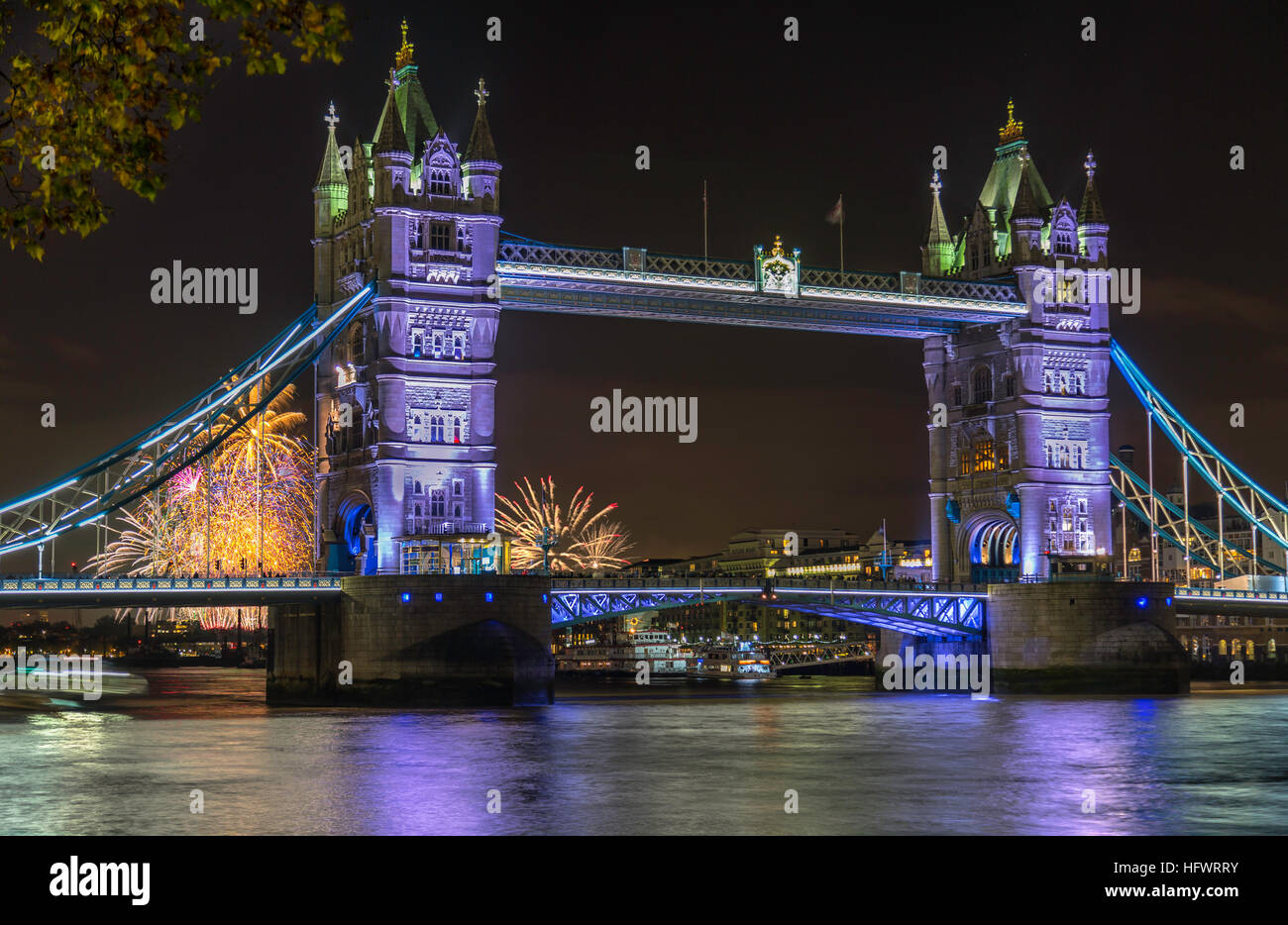 Feuerwerk an der Tower Bridge Stockfoto