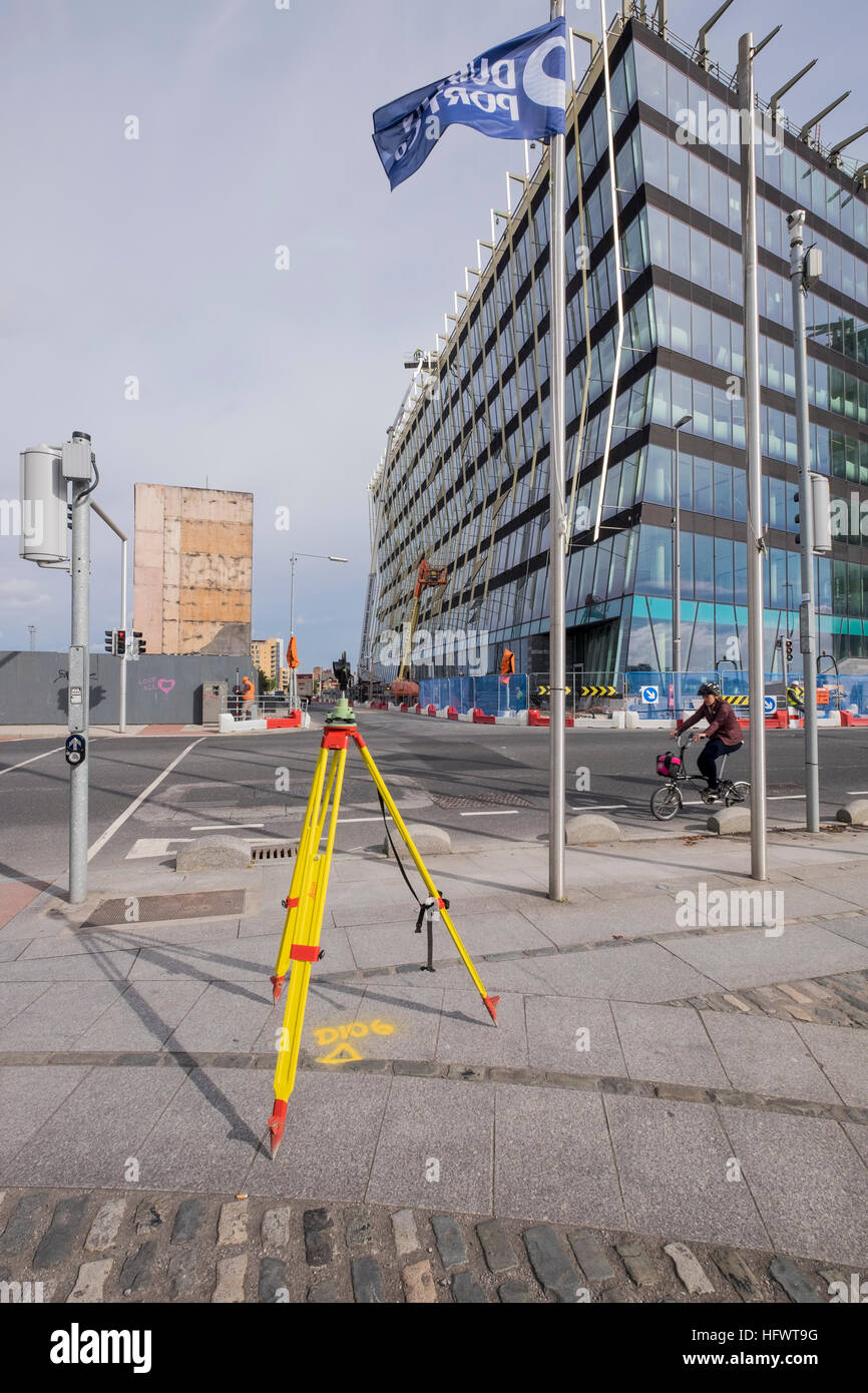 Vermesser Stativ und Messgeräte an der North Wall Quay neben Bauarbeiten, Dublin, Irland Stockfoto