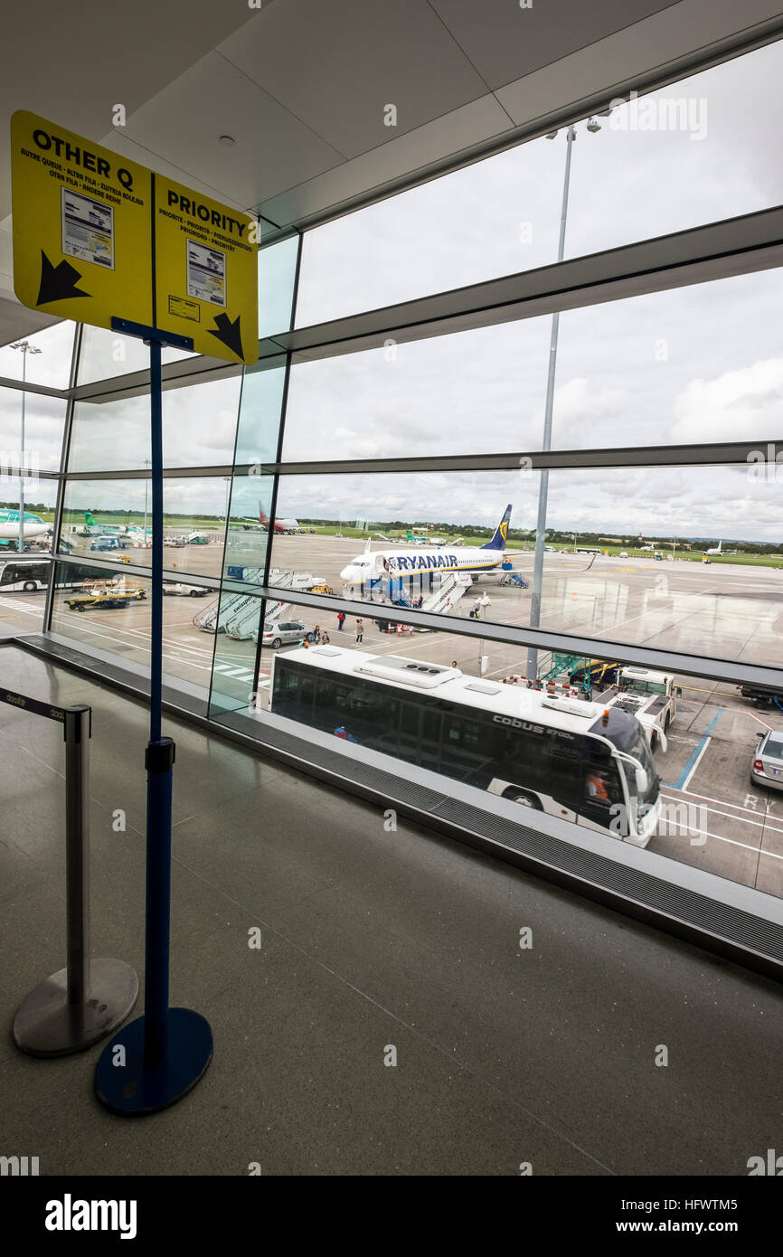 Prioritätswarteschlange und andere Warteschlange melden Sie bei Ryanair-Flug, Verpflegung, Flughafen Dublin, Irland Stockfoto