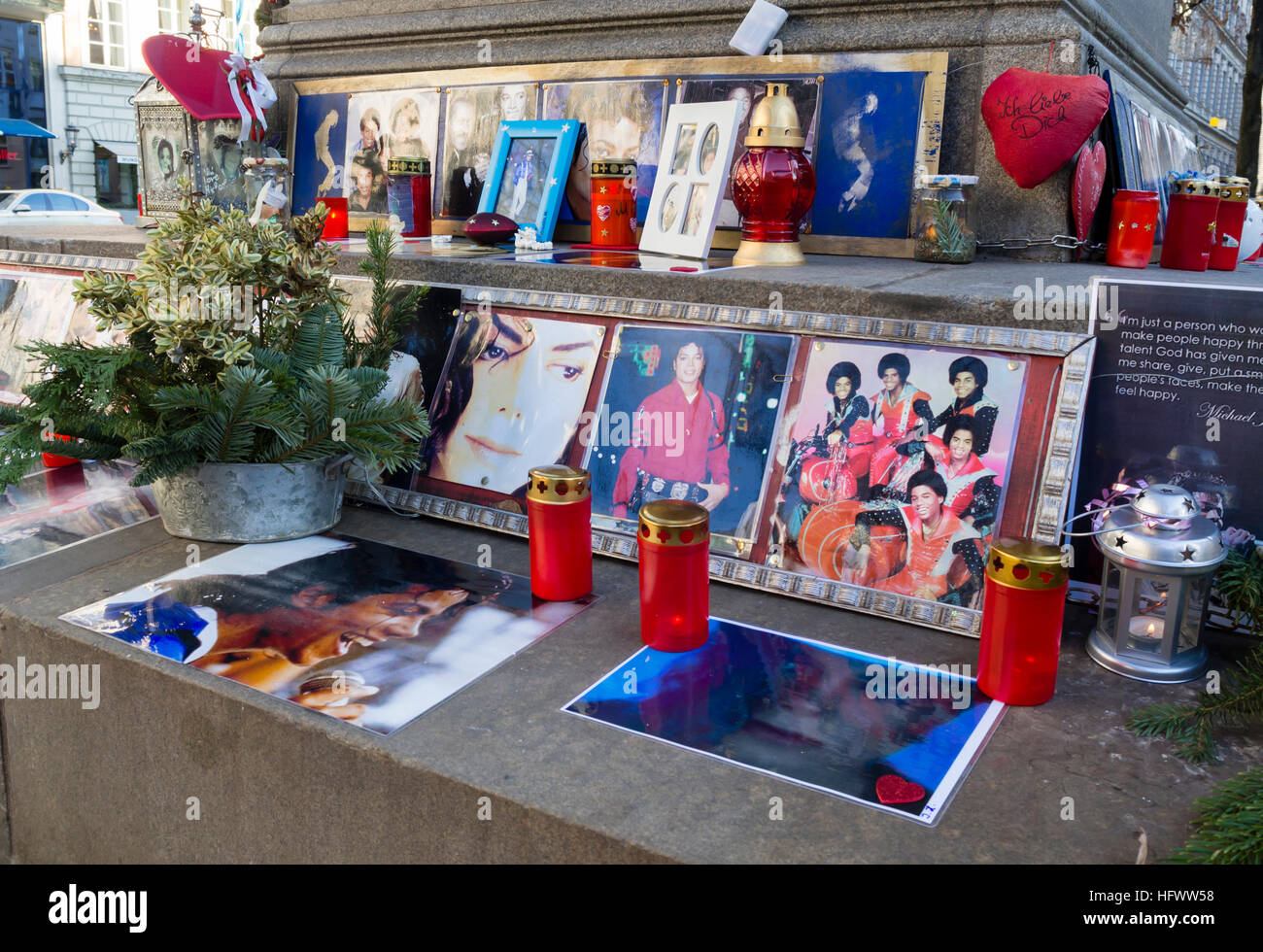 München, Deutschland - 29. Dezember 2016: Votiv-Kerzen, Bilder und Erinnerungsstücke an den verstorbenen pop-star Michael Jackson, von seinen Fans in die so genannte "Michael Jackson Memorial" platziert am Münchner Promenadeplatz gegenüber dem Hotel "Bayerischer Hof". Seit dem Tod des Künstlers im Jahr 2009 wurde das steinerne Denkmal von Orlando di Lasso umgewandelt in einen Schrein und Denkmal von den Fans des "King of Pop", die verwendet, um eine Suite im nahe gelegenen Luxushotel zu besetzen, bei einem Aufenthalt in München. Stockfoto