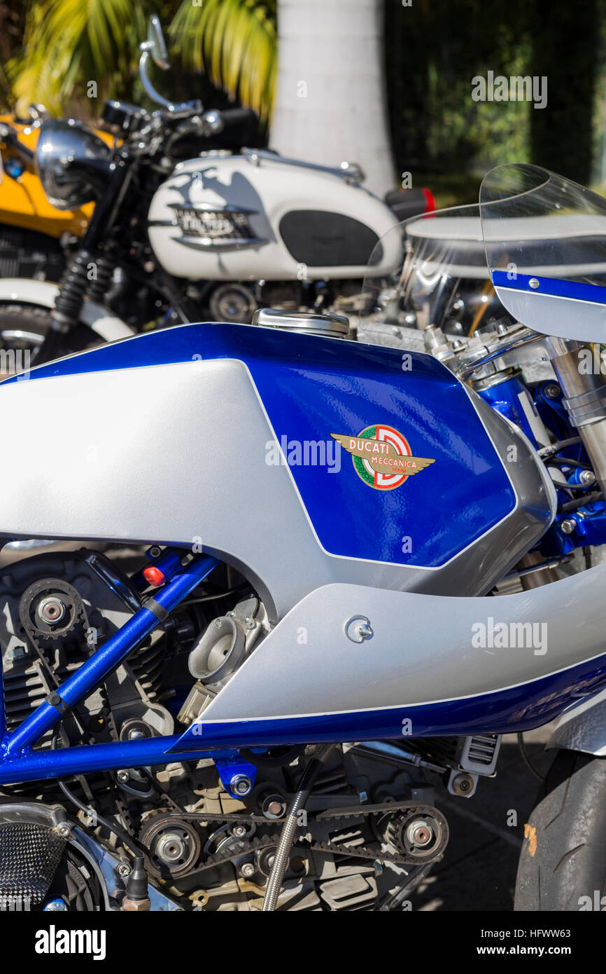 Nahaufnahme von Ducati Benzintank mit Triumph Bonnevile im Hintergrund Stockfoto