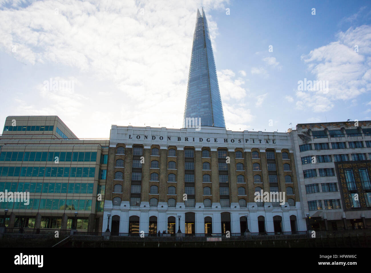 London Bridge Hospital und die Scherbe im Hintergrund. Stockfoto