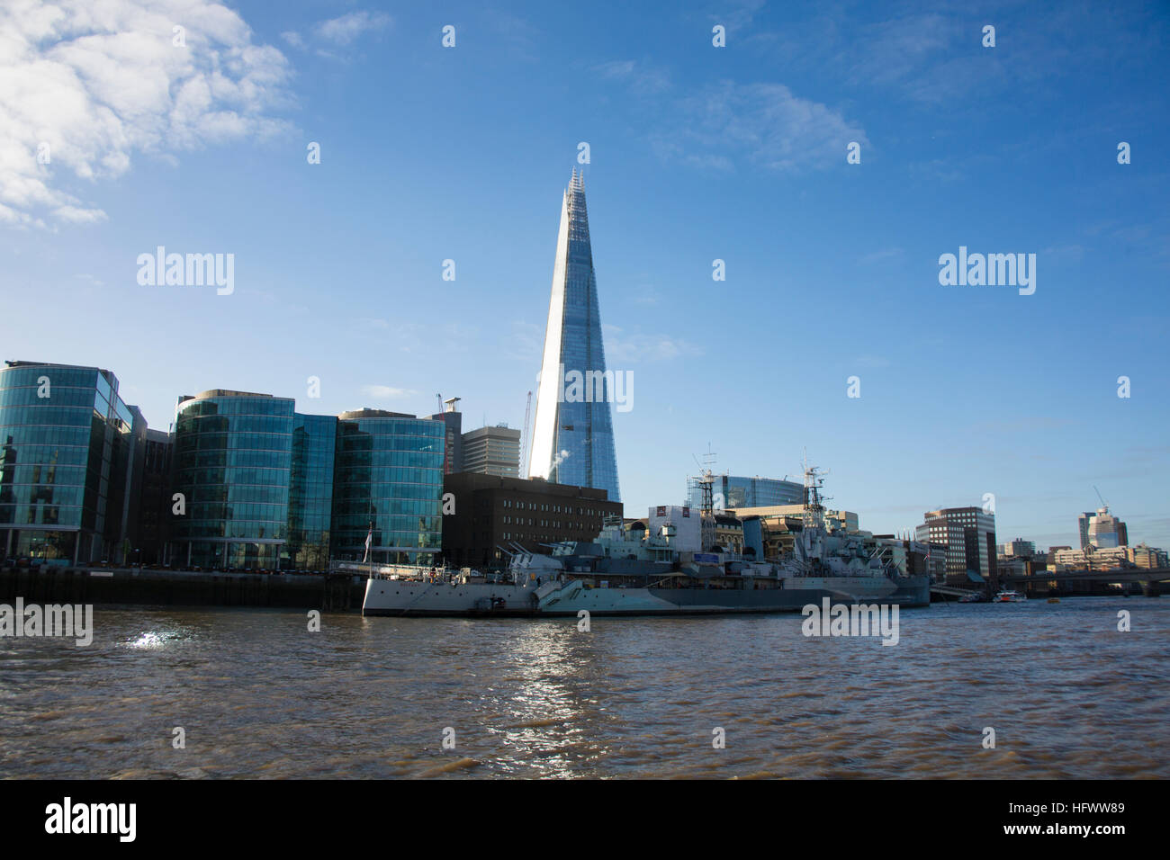 Die Scherbe angesehen von der Themse und der HMS Belfast im Vordergrund London, UK. Stockfoto