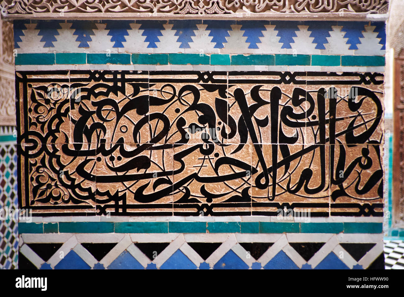 Im Inneren der Al Atterine Madrasa im Herzen der Medina, Fez, Marokko. Zeigt kunstvolle Holzschnitzereien und Stuckarbeiten. Stockfoto