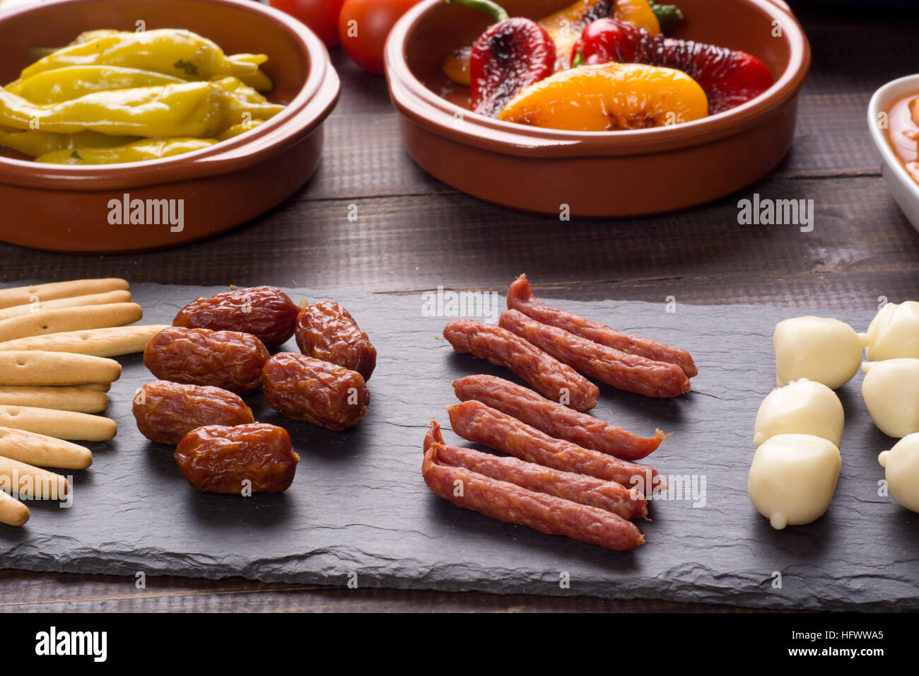 Große Auswahl an mediterranen Vorspeisen - spanische Tapas mit Chorizo und Paprika Stockfoto
