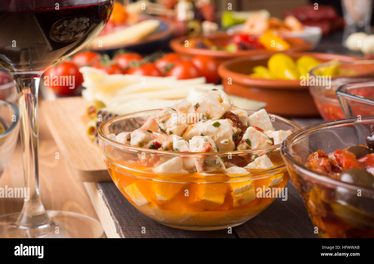 Große Auswahl an mediterranen Vorspeisen - spanische Tapas mit Käse und Wein. Selektiven Fokus Stockfoto