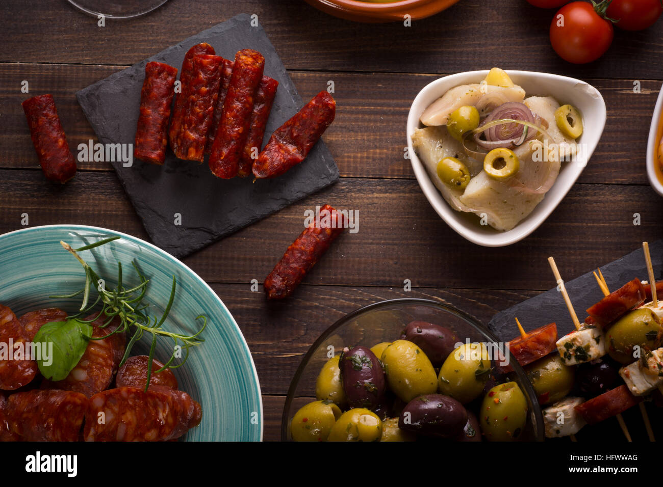 Draufsicht der große Auswahl an mediterranen Vorspeisen - spanische Tapas mit Chorizo und Oliven Stockfoto