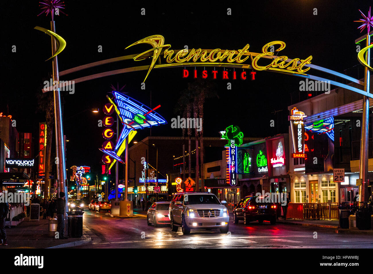 Las Vegas - ca. Dezember 2016: Fremont Street East District Schild mit Neon-Martini-Glas ich Stockfoto