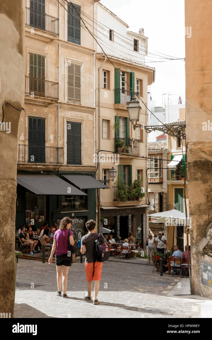 Palma, Mallorca, Spanien. Straßenansicht der Carrer Arabi und Café Antiquari Stockfoto