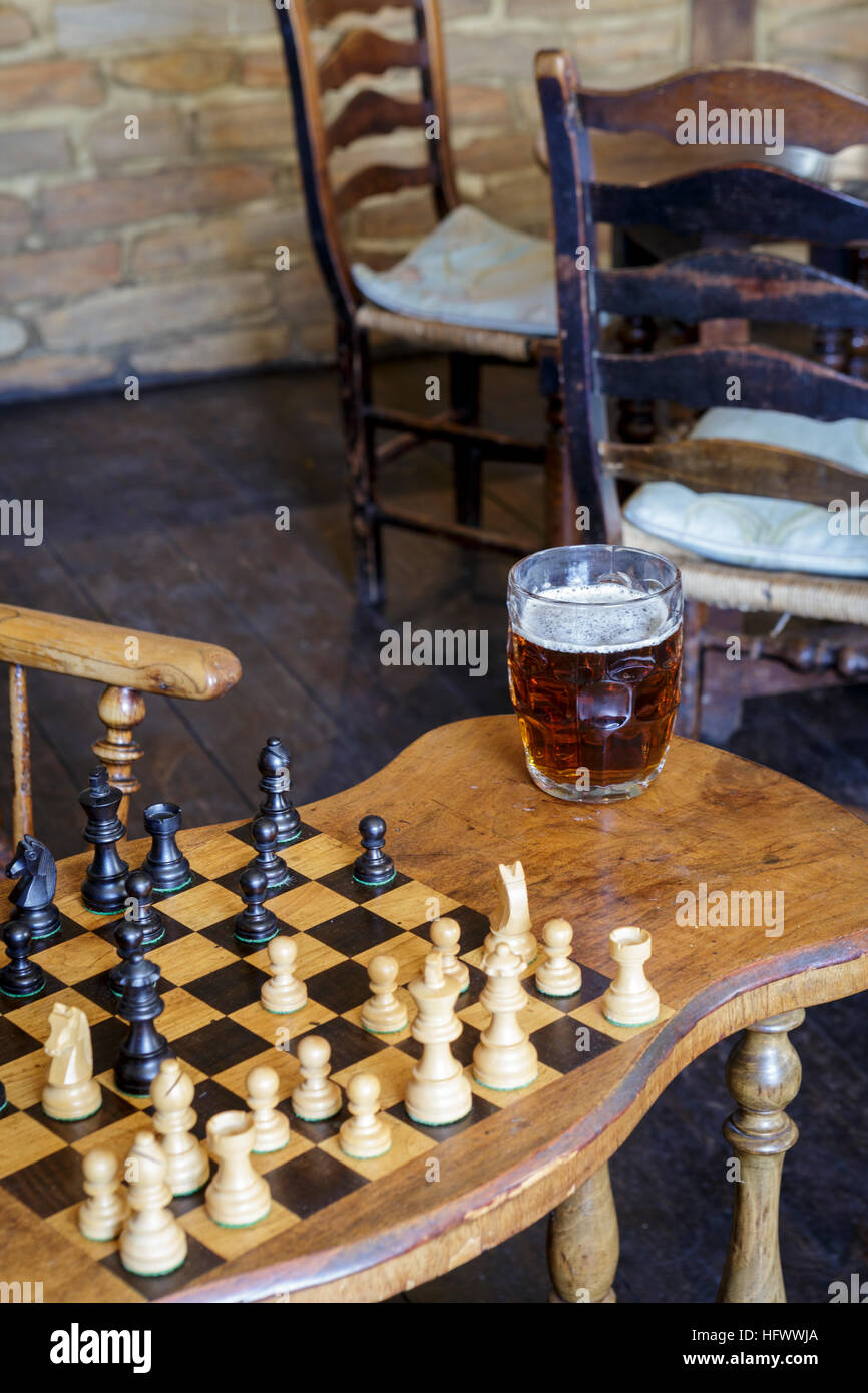 Alte Kneipe oder Gaststätte, Spiel Schach am Holztisch Stockfoto