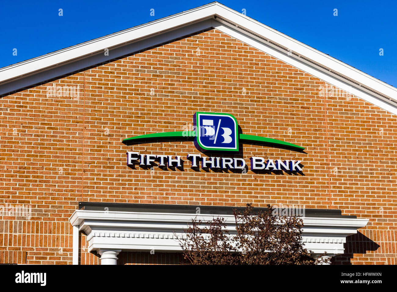 Lafayette - ca. Dezember 2016: Fifth Third Consumer Bank Filiale. Fünftens ist drittens eine US-regionale Banken Gesellschaft IV Stockfoto Lafayette - ca. Dezember 2016: Fifth Third Consumer Bank Filiale. Fünftens ist drittens eine US-regionale Banken Gesellschaft IV Stockfoto