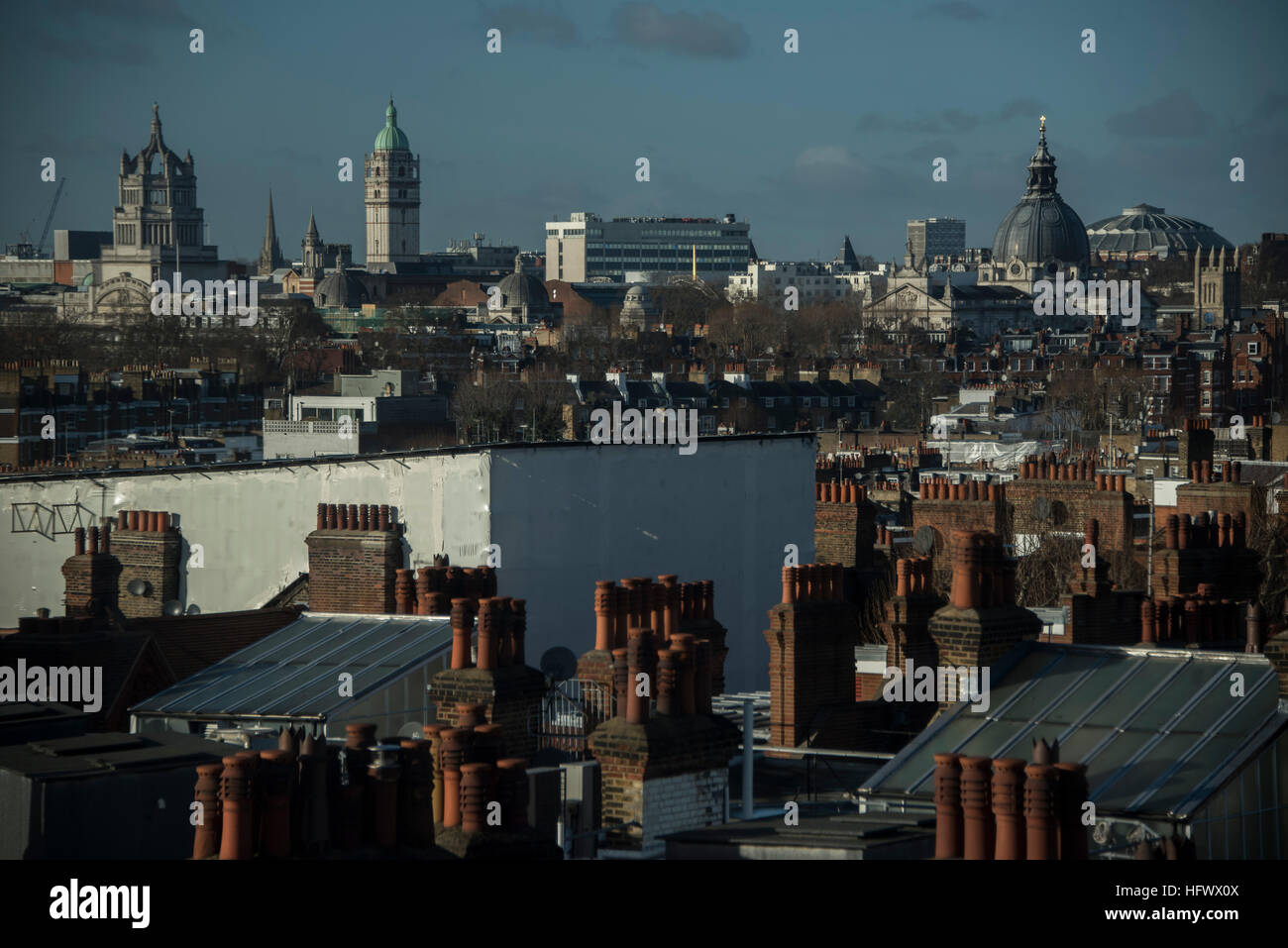 Im Vordergrund steht eine Masse rot oder Teracotta der Schornstein. im Hintergrund die Kuppeln der royal Albert Hall, das Victoria & Albert Museum und London Oratory. Stockfoto