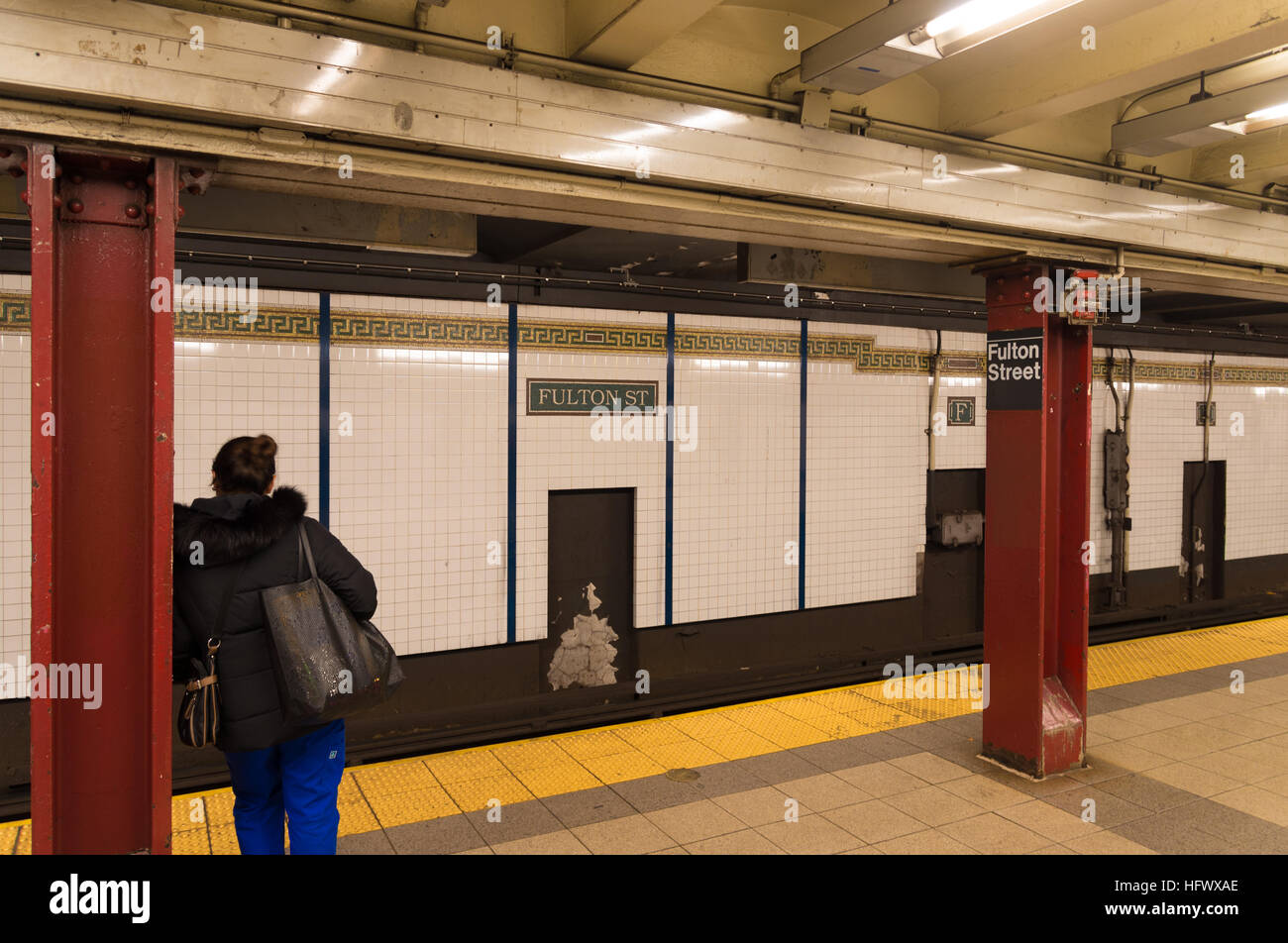 NEW YORK - 27. April 2016: Unkknown Reisende warten auf die u-Bahn zu kommen auf Fulton Street u-Bahn-Plattform Stockfoto