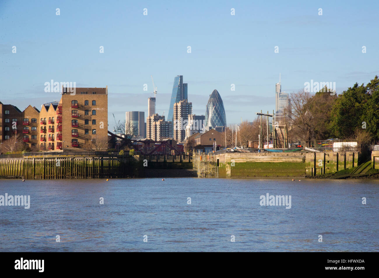 Wapping gesehen von der Themse mit City of London im Hintergrund Stockfoto