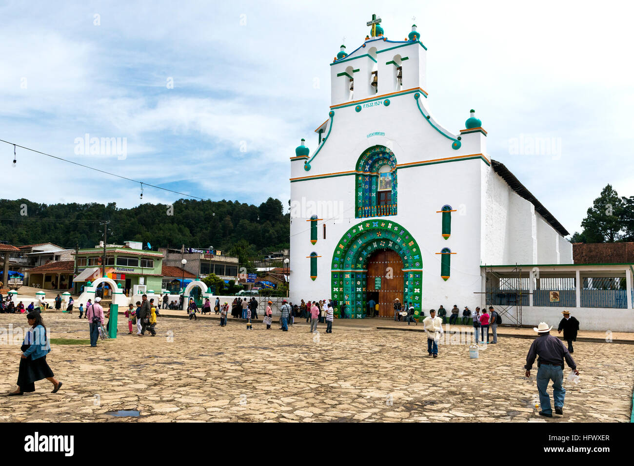 San Juan Chamula, Mexiko - 11. Mai 2014: lokale Leute vor der Kirche von San Juan in der Stadt San Juan Chamula, Chiapas Stockfoto