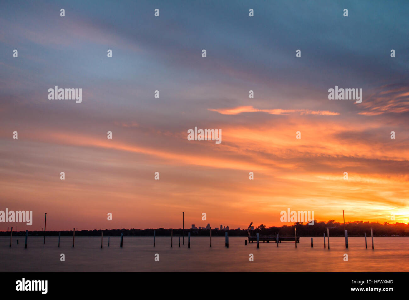 Foto von einem Sonnenuntergang mit Blick auf einen See Stockfoto