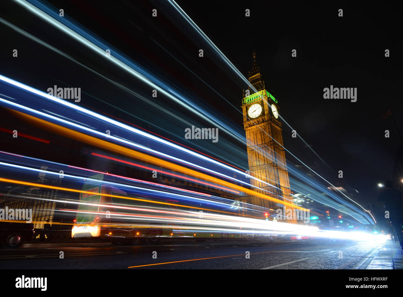 Big Ben Tower, Westminster Palace, London, UK, in der Nacht mit dem Auto trails Stockfoto