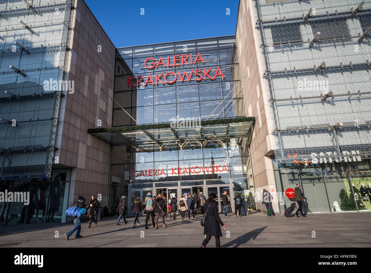 Krakau, Polen - 16. Dezember 2016: Undefined Leute am Eingang der Galeria Krakowska, eine Shopping-Mall in Krakau, Polen Stockfoto