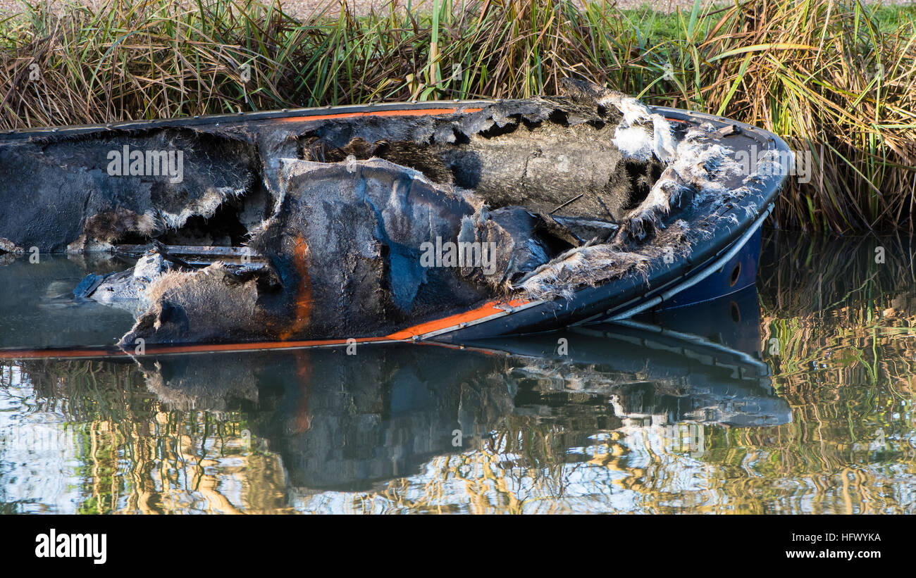 Bogen des teilweise untergetauchten Kanalboot nach Brand. Beschädigten Rumpf des schmalen Boot in Kennet und Avon Kanal, nachdem durch einen Brand entkernt Stockfoto