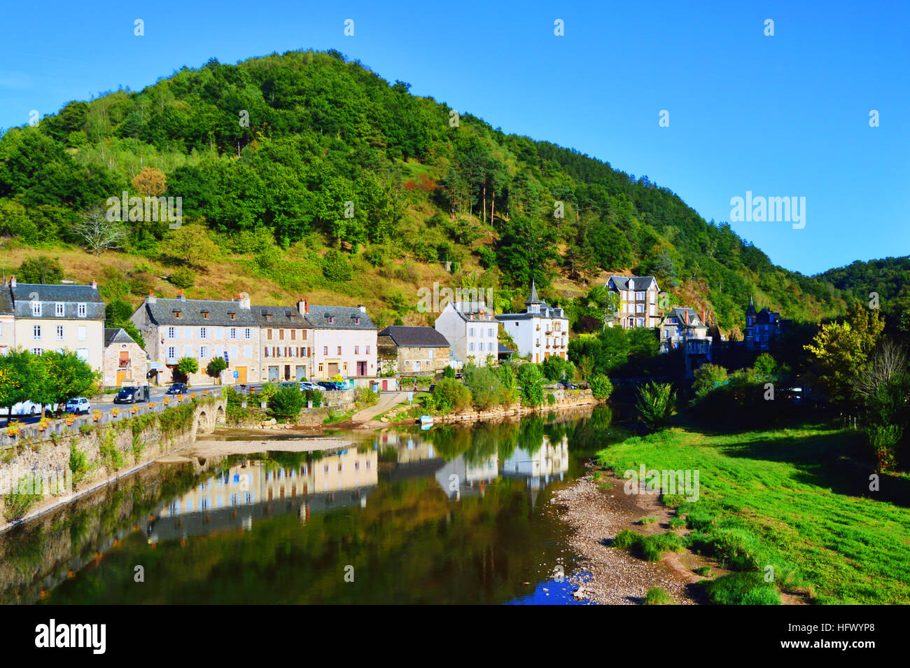 Fluss Lot durch Estaign, Frankreich Stockfoto