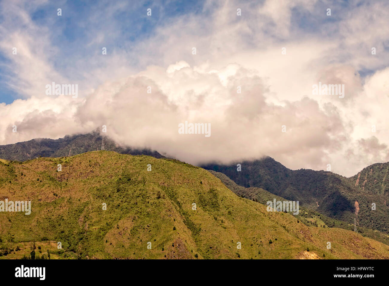 Alpine Landschaft mit Bergen bedeckt durch Nebel und Wolken, Anden Kordilleren, Südamerika Stockfoto