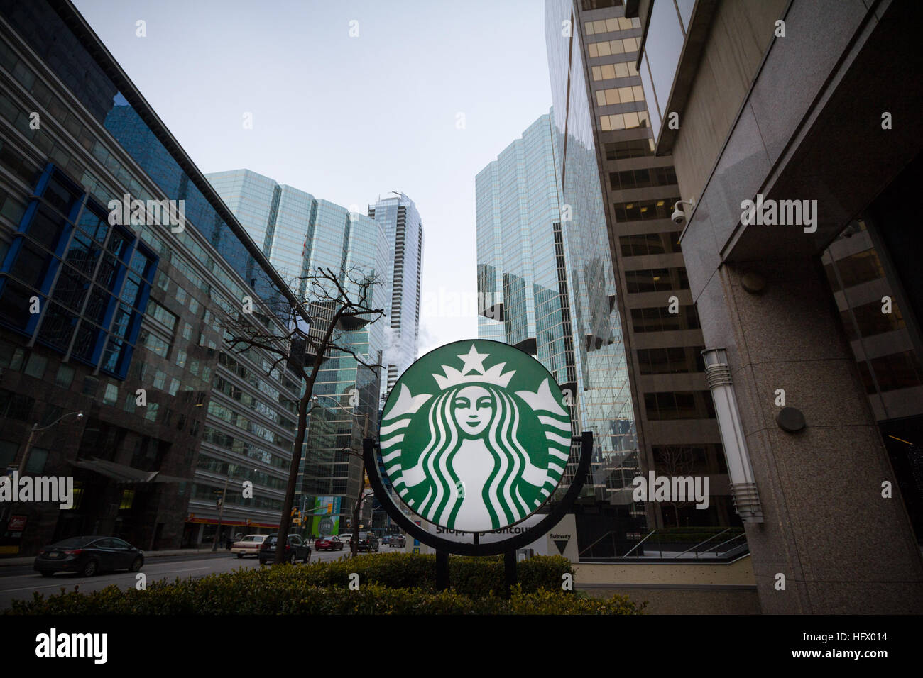 Starbucks Logo vor der Wolkenkratzer in Toronto Stockfoto