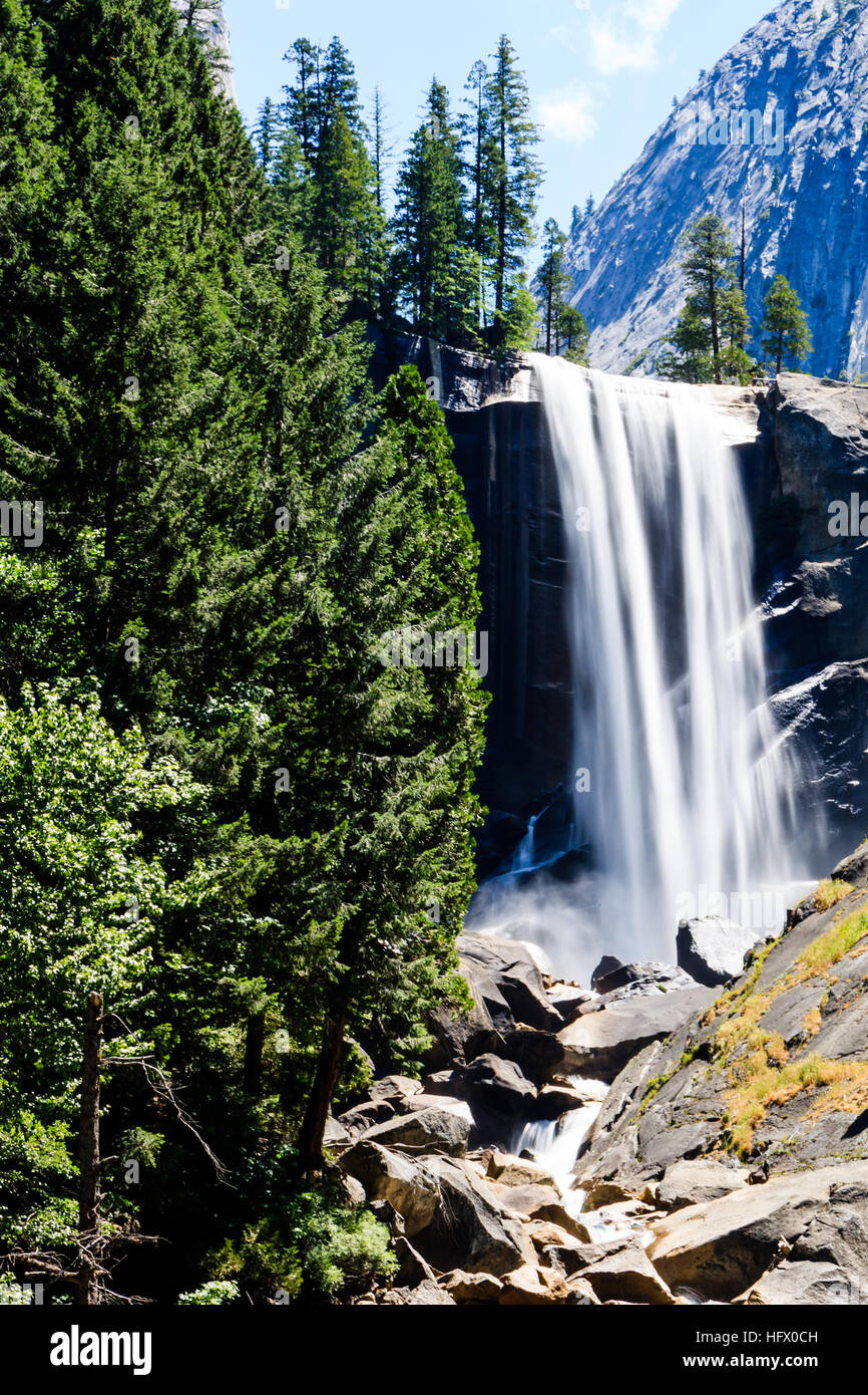 Vernal Fall ist ein 317 Füße Wasserfall auf dem Merced River nur flussabwärts von Nevada Fall im Yosemite Nationalpark, Kalifornien. Vernal Fall, sowie Stockfoto