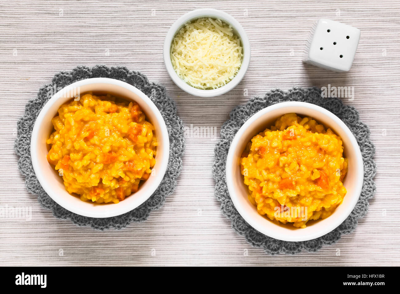 Frische hausgemachte Karotte Risotto mit pürierten Karotten gemacht und gerösteten Karottenstücke, in Schalen serviert Stockfoto