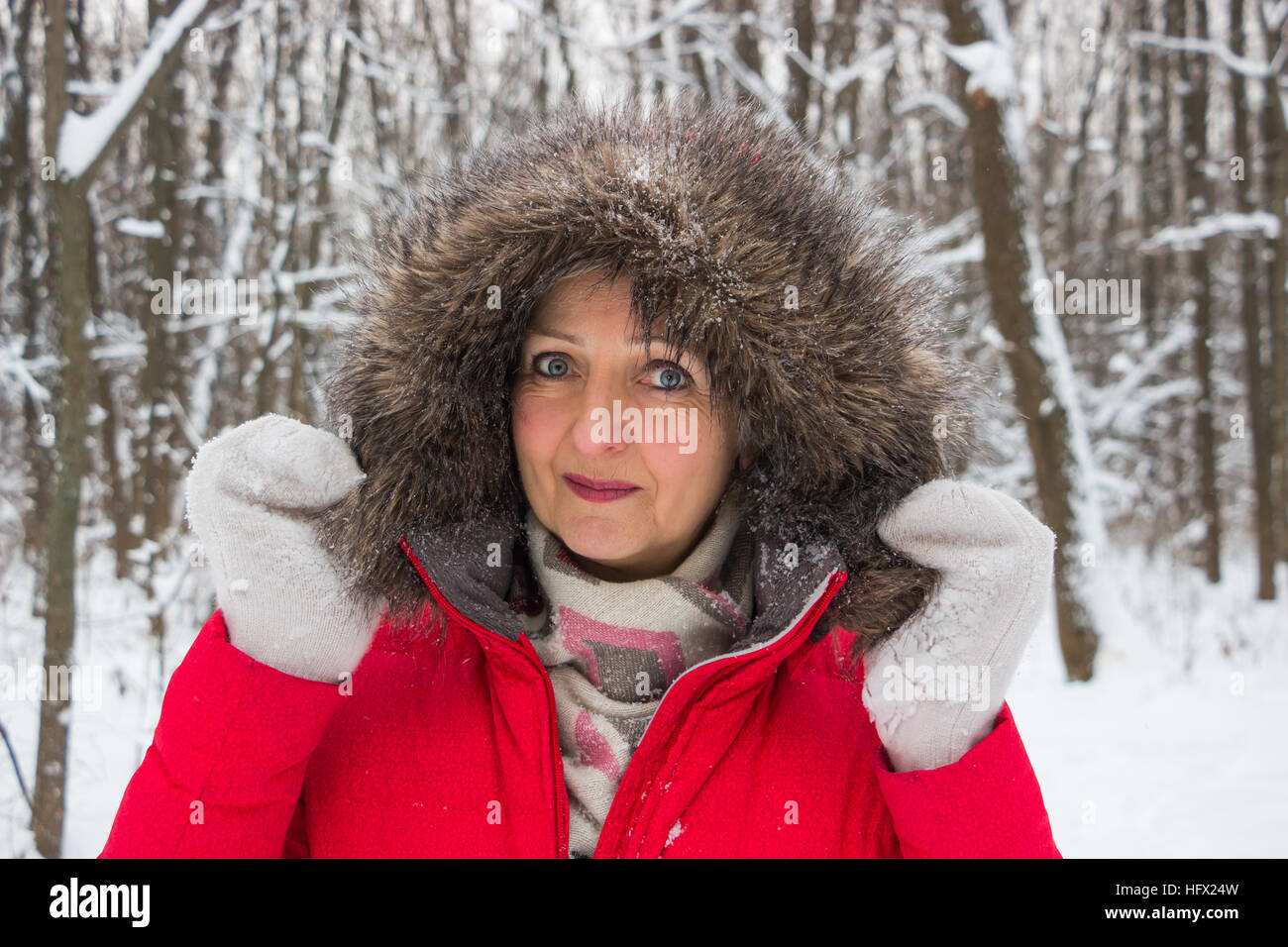 Portrait einer älteren Frau im winter Stockfoto