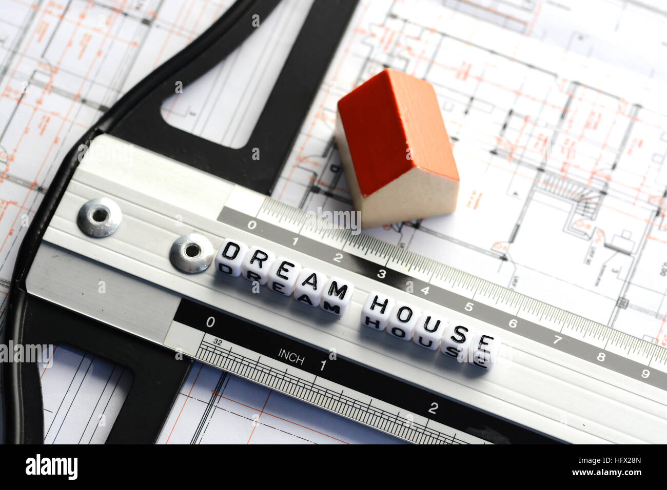 Neues Hausprojekt mit Traum Haus Text auf Lineal. Architektur Plan und kleine Musterhaus auf Hintergrund Stockfoto