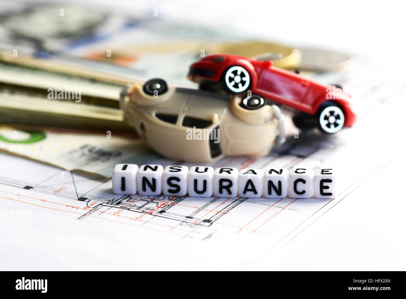 Spielzeug Autos Unfall Schäden und Versicherungen Wort von gefliesten Buchstaben-Blöcke Stockfoto