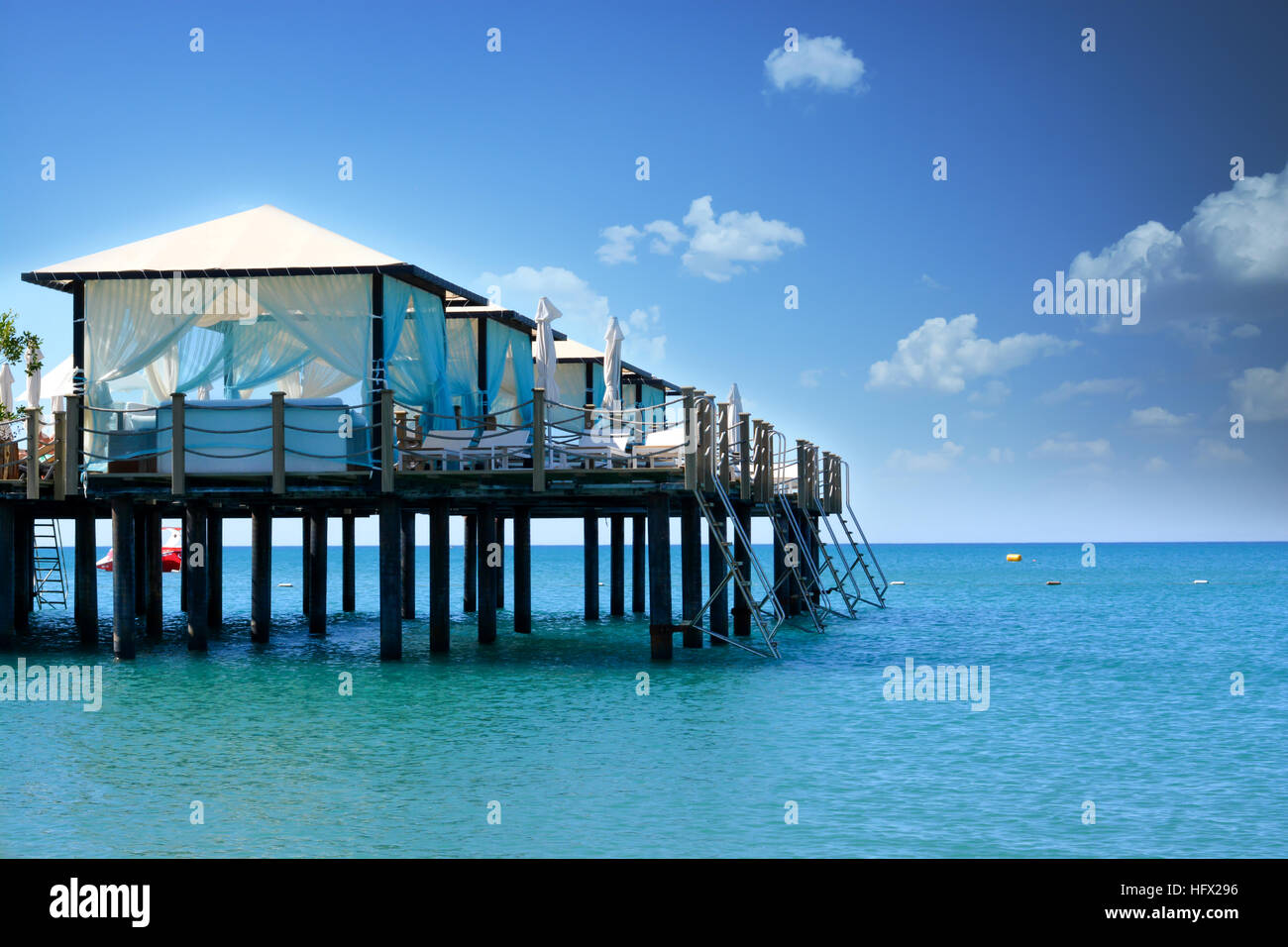 Strand-Landschaft mit Meer, Himmel und Vordach in einem Luxus-resort Stockfoto