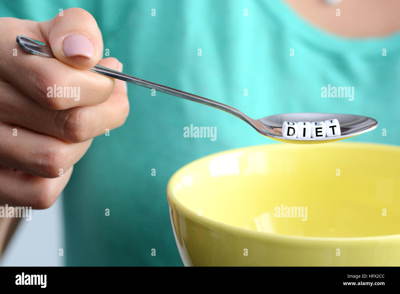 Diät-Plan-Konzept mit kleinen Löffel und leere Schüssel Stockfoto