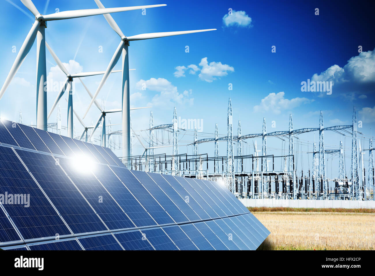 Erneuerbare Energie-Konzept mit Solarzellen und Windräder auf der grünen Wiese Stockfoto