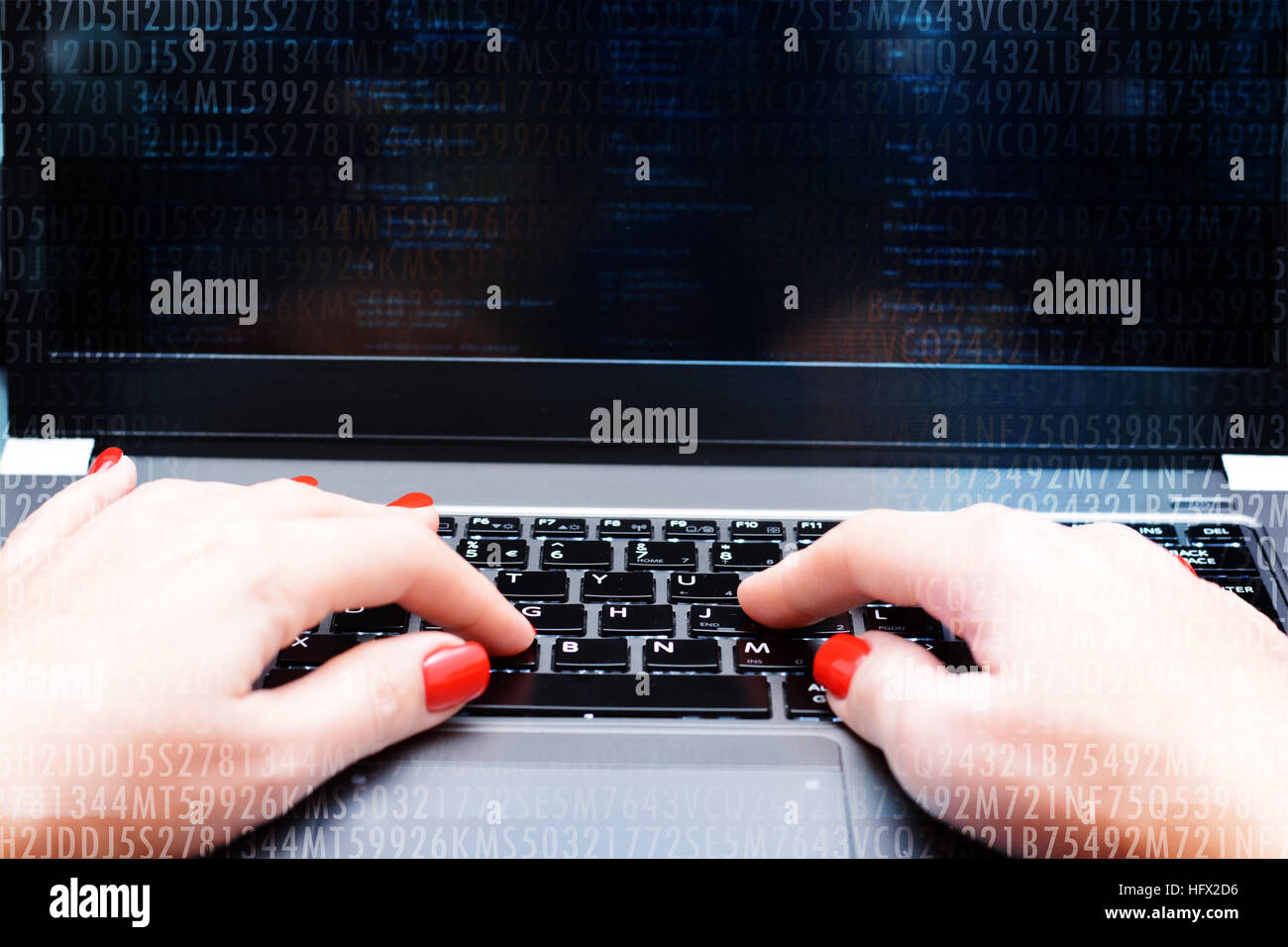 Hacker-Angriff-Konzept mit Programmer bei computer Stockfoto