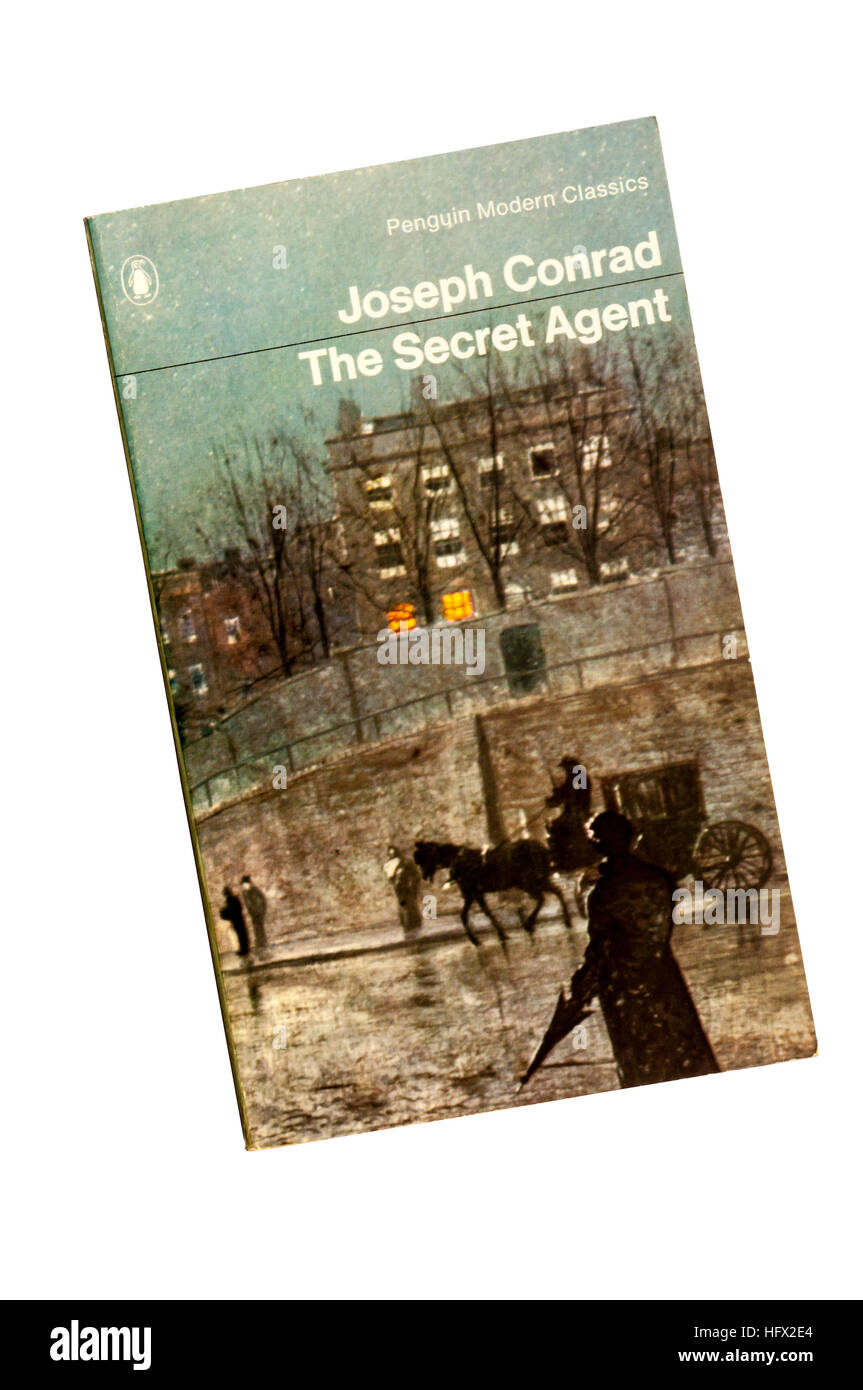 Pinguin auserhalb Klassiker Ausgabe der Geheimagent von Joseph Conrad.  Titelbild zeigt ein Detail aus Hampstead Hill (1883) von Atkinson Grimshaw. Stockfoto