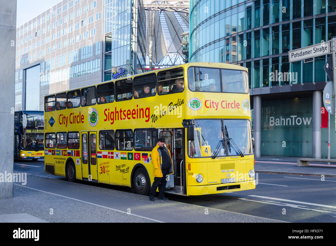Berlin Sightseeing Bustour geparkt auf dem Potsdamer Platz. Berlin, Deutschland Stockfoto
