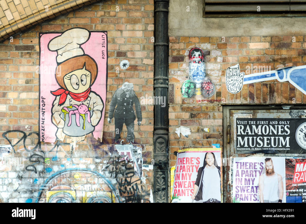 Graffiti an der Wand in der Nähe von Alexanderplatz Bahnhof, Berlin, Deutschland Stockfoto