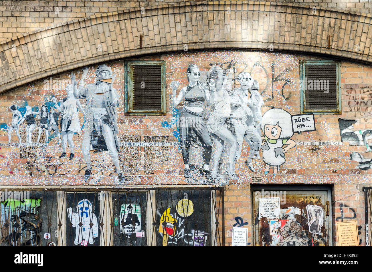 Graffiti an der Wand in der Nähe von Alexanderplatz Bahnhof, Berlin, Deutschland Stockfoto