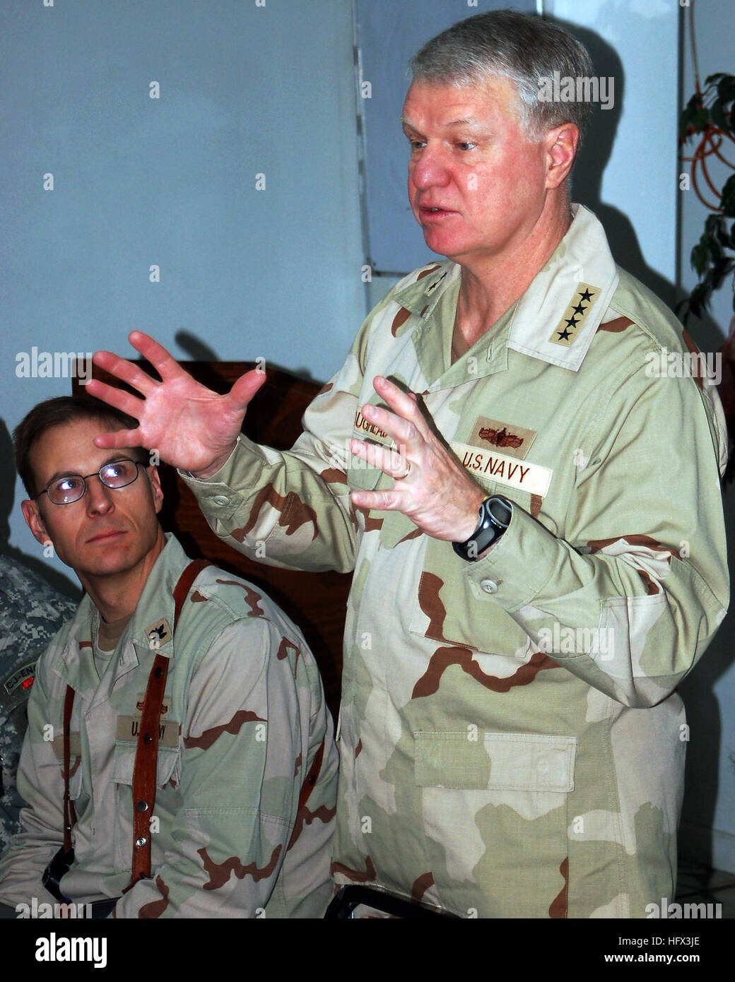 081220-N-6708W-026 KABUL, Afghanistan (20. Dezember 2008) Chief of Naval Operations (CNO) Admiral Gary Roughead spricht mit Seglern, die kombiniert Sicherheit Übergang Befehl-Afghanistan (CSTC-A) in Kabul eingesetzt. Roughead und Master Chief Petty Officer von der Marine (INTERNIERUNGSLAGER) Rick West befinden sich auf einer Reise in die USA 5. Flotte Aufgabengebiet Matrosen und Marinesoldaten für ihre wichtigen Beiträge zu Stabilität und Wohlstand in die Region zu bringen, durch die Unterstützung von maritimer Sicherheitsoperationen danken. Während des Besuchs CSTC-A Roughead und Westen präsentiert Auszeichnungen, fixiert auf Rang und ein offen gehalten Stockfoto