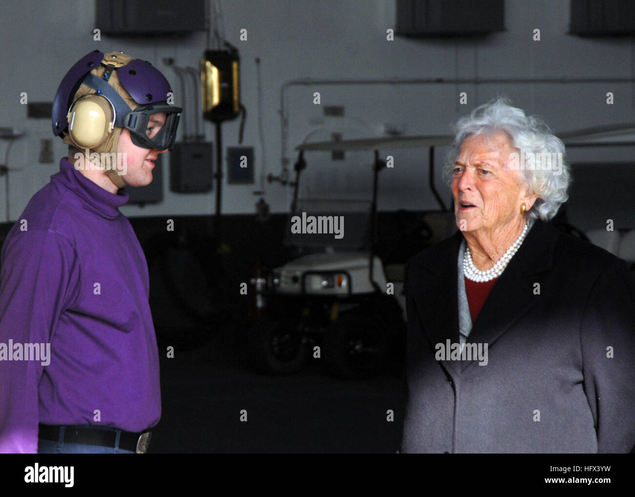 090108-N-4408B-019 NORFLOK, VA (8. Januar 2009) ehemalige First Lady Barbara Bush spricht kurz mit Luftfahrt Boatswain Mate (Brennstoffe) Airman Andrew W. Bray, ehrenamtlichen Präsidenten Sideboy und Besatzungsmitglied des Flugzeugträgers George H.W. Bush (CVN-77). George H.W. Bush wird Jan. 10 in Betrieb genommen werden. (Foto: U.S. Navy Mass Communication Specialist 3. Klasse Micah s. Blechner/freigegeben) US Navy 090108-N-4408B-019 ehemalige First Lady Barbara Bush spricht kurz mit Luftfahrt Boatswain Mate (Brennstoffe) Airman Andrew W. Bray Stockfoto